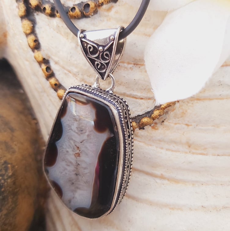 Agate Grounding & Protection Gemstone Pendant (E1924)