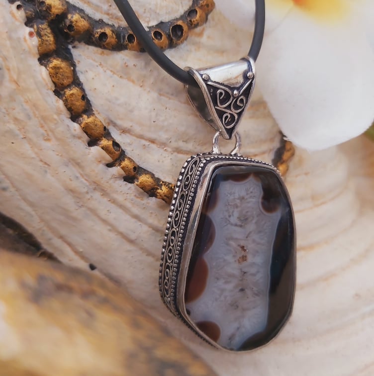 Agate Grounding & Protection Gemstone Pendant (E1924)