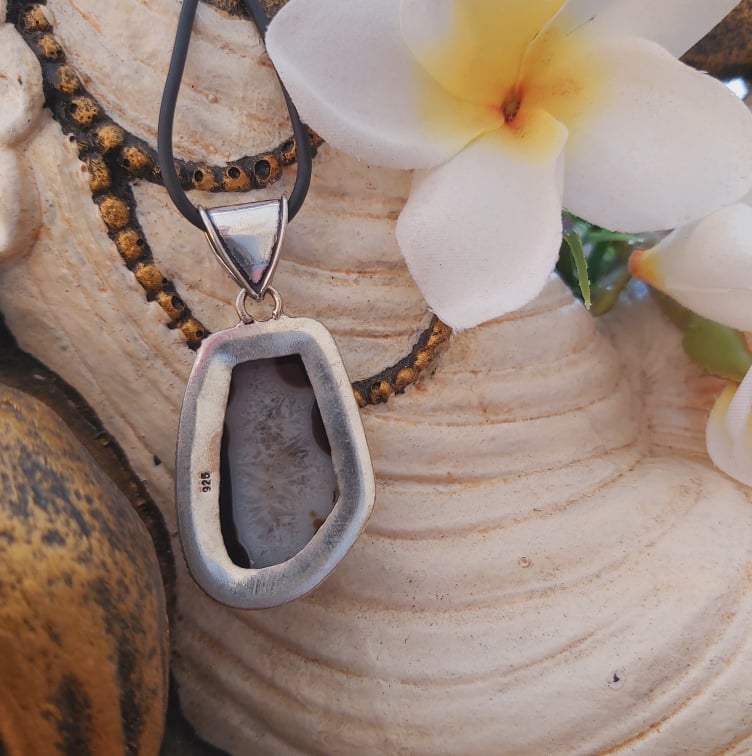 Agate Grounding & Protection Gemstone Pendant (E1924)