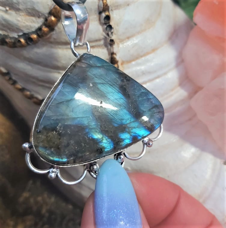 Labradorite Psychic Protection Gemstone Pendant (E2291)