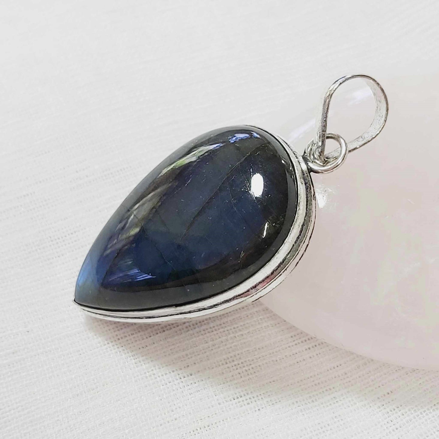 Labradorite Gemstone Crystal Psychic Protection Pendant (E768)