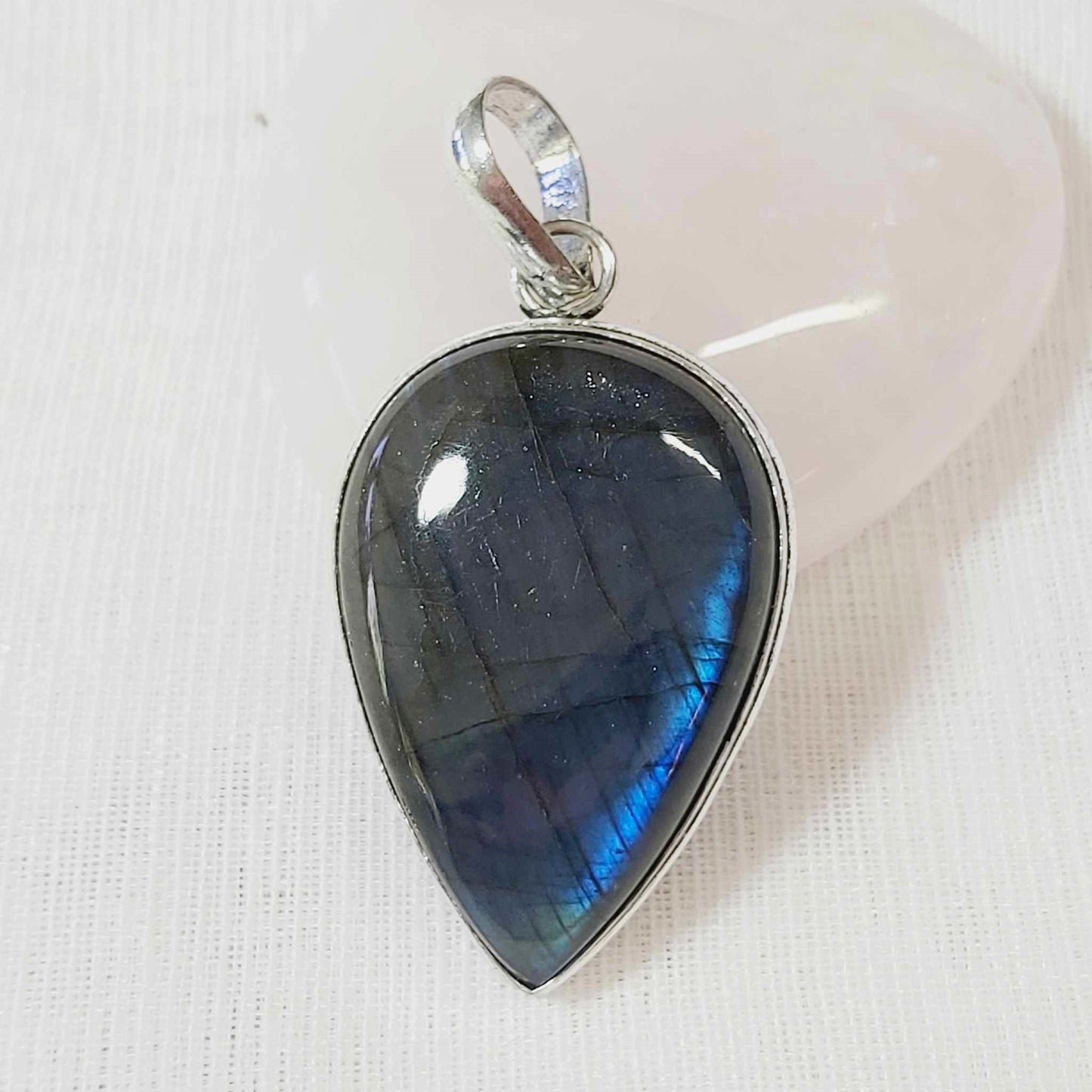 Labradorite Gemstone Crystal Psychic Protection Pendant (E768)