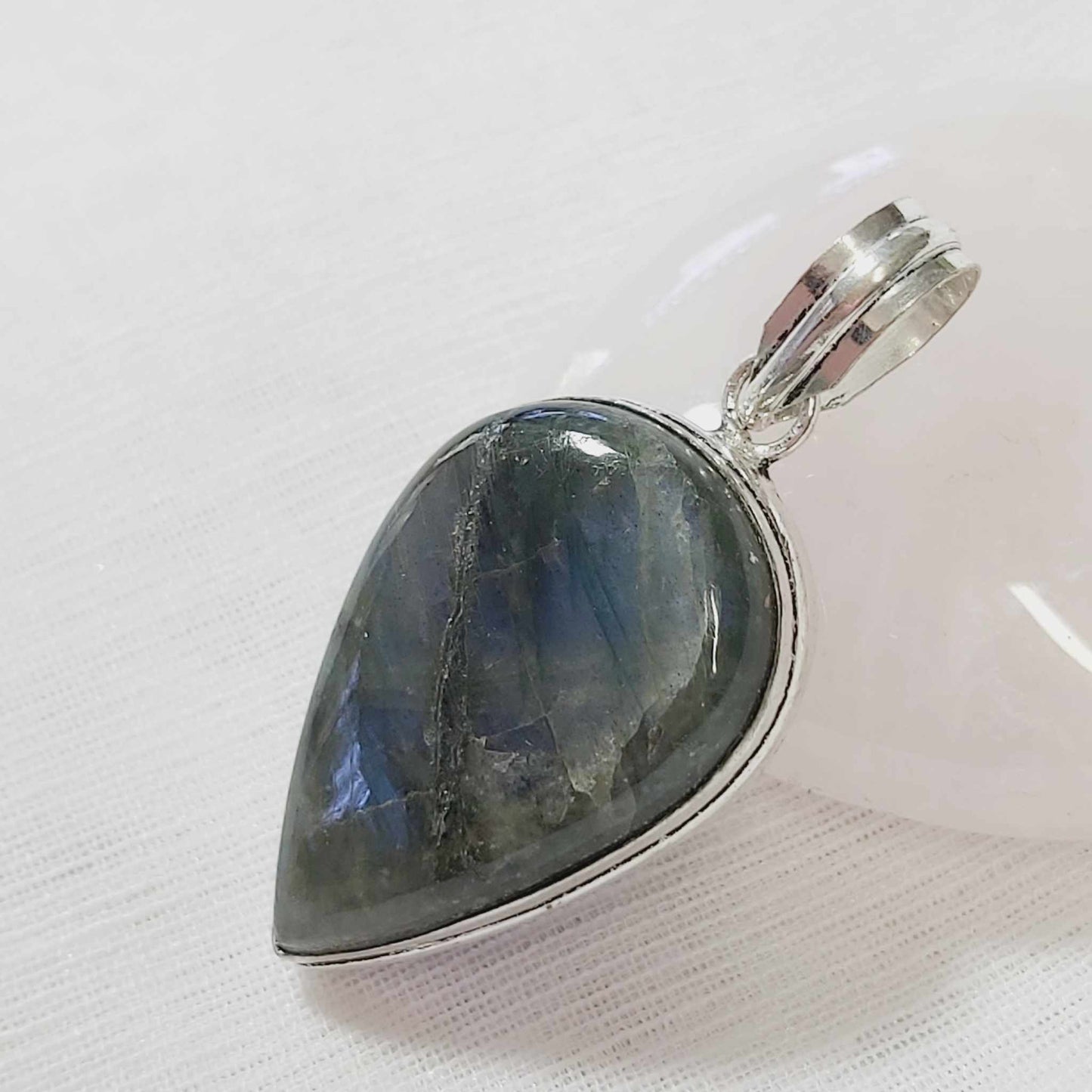 Labradorite Gemstone Crystal Psychic Protection Pendant (E774)